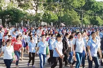 Hàng trăm nghìn công nhân hăng say trở lại làm việc