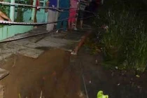 Nhiều hộ dân Sài Gòn bị cô lập vì đường sạt lở