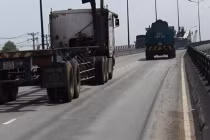 Cầu vượt thép Thủ Đức tốn đống tiền... vẫn lún, trồi nhựa