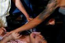 Tranh nhau hiếp gái trẻ, 3 “quỷ râu xanh” đánh nhau