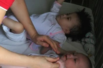 Xót thương 4 bé gái bị mẹ bỏ rơi vì bệnh tật