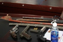 Bắt gã thanh niên có cả “kho” súng, đạn, roi điện, dùi cui