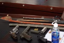 Bắt gã thanh niên có cả “kho” súng, đạn, roi điện, dùi cui