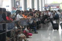 Sân bay Tân Sơn Nhất đông kìn kịt khách đi, người đến
