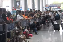 Sân bay Tân Sơn Nhất đông kìn kịt khách đi, người đến