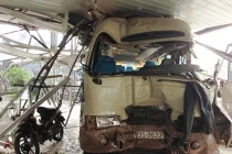 Xe chở khách đi chùa phóng ẩu, nhiều người nguy kịch