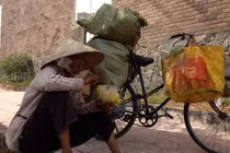 Hình ảnh rơi lệ về những phận đời “30 Tết vẫn tha hương“