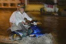 Sĩ tử lạ lẫm trước cảnh Sài Gòn ngập nặng sau mưa