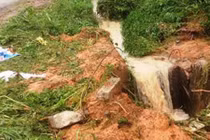 Buổi tan trường định mệnh của bé trai bị rơi xuống cống