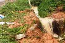 Buổi tan trường định mệnh của bé trai bị rơi xuống cống