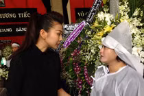 Thanh Hằng có mặt sớm trong lễ viếng NV Nguyễn Quang Sáng