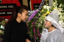 Thanh Hằng có mặt sớm trong lễ viếng NV Nguyễn Quang Sáng