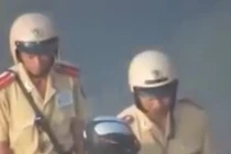 4 CSGT bị đình chỉ vì “móc túi công khai người đi đường“