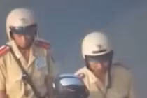 4 CSGT bị đình chỉ vì “móc túi công khai người đi đường“