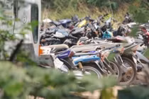 Bãi xe nằm giữa đồng cỏ khô chờ “bà hỏa” viếng thăm