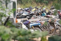 Bãi xe nằm giữa đồng cỏ khô chờ “bà hỏa” viếng thăm