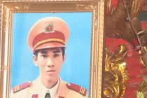 Rượt đuổi xe vi phạm, CSGT bị xe tải cán chết