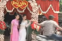 Đại úy công an mừng cưới em trai bằng ... 2 tên cướp