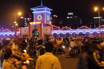 Biển người đổ về trung tâm thành phố đón giao thừa