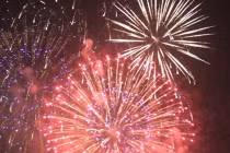 Pháo hoa rực sáng TP HCM mừng ngày thống nhất