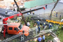 Hàng chục khối sắt rớt xuống trung tâm Sài Gòn