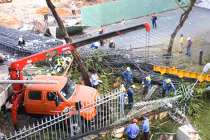 Hàng chục khối sắt rớt xuống trung tâm Sài Gòn