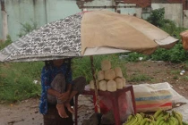 Sài Gòn mưa dầm dề... con buôn ế ẩm mốc mặt