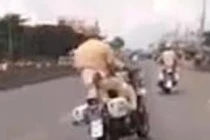 “Bồ câu trắng” đánh võng trên đường để... ngăn chặn tiêu cực