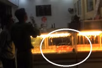 Nhận rõ diện mạo 2 đối tượng dùng súng cướp tiệm vàng