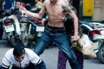 Kinh hoàng con giết mẹ, chém anh giữa chợ