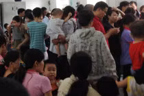 Nghẹt kín phụ huynh đưa trẻ tiêm phòng vì hãi sởi