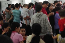 Nghẹt kín phụ huynh đưa trẻ tiêm phòng vì hãi sởi