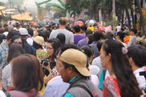 Đội nắng ngắm đường hoa, khu vui chơi kín người