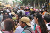 Đội nắng ngắm đường hoa, khu vui chơi kín người