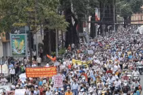 Biển người tuần hành phản đối TQ xâm phạm biển đảo Việt Nam 