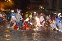 Mưa lớn gặp triều cường, TP HCM chìm trong biển nước