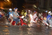 Mưa lớn gặp triều cường, TP HCM chìm trong biển nước