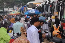 Dòng người đổ về bến xe, rời thành phố