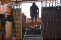 Nhà dân biến thành “địa đạo” vì... nâng mặt đường ở TP HCM