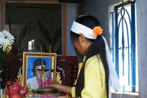 Gài điện giết vợ rồi vật vã khóc bên quan tài