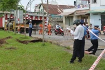 Hoảng hốt vì hố ga phát nổ giữa trời mưa ở Sài Gòn