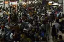 Biển người chen chân rời TP HCM 