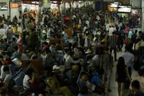 Biển người chen chân rời TP HCM 