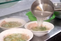 Quán bún siêu lạ lùng: Tự pha nước chấm mới được ăn