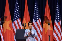 Bị chê khi hát Quốc ca trước ông Obama, Mỹ Linh nói gì?