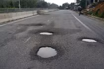 Ảnh: Đường nghìn tỷ vừa xong đã nứt toác ở Quảng Ngãi