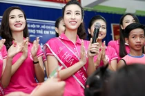 HH Đỗ Mỹ Linh giản dị đi từ thiện sau đăng quang