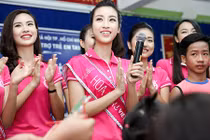 HH Đỗ Mỹ Linh giản dị đi từ thiện sau đăng quang