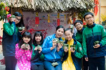 Hoa hậu Ngọc Hân gói bánh chưng tặng trẻ em miền núi