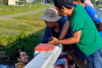 Diễn viên phim Tết 2016 bị ép nhảy cầu “tự tử“